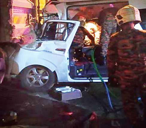 Top badminton player Mamota survived the crash | अव्वल बॅडमिंटनपटू मोमोटा अपघातातून बचावला