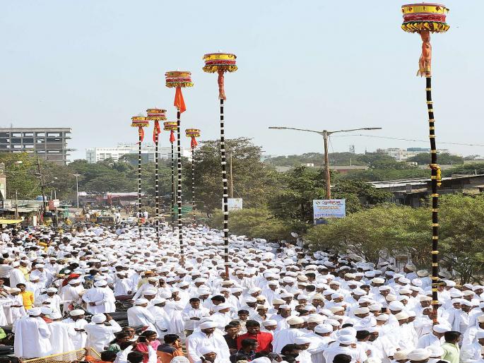 Swimming the 8 sexes in Solapur with the procession of all seven Nandivajas | सातही नंदीध्वजांच्या मिरवणुकीने सोलापुरात ६८ लिंगांना तैलाभिषेक Swimming the 8 sexes in Solapur with the procession of all seven Nandivajas | सातही नंदीध्वजांच्या मिरवणुकीने सोलापुरात ६८ लिंगांना तैलाभिषेक