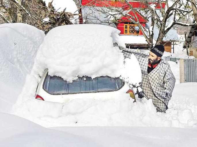 Snowfall continues in Kashmir Valley; All flights canceled due to snow accumulation on runway | काश्मीर खोऱ्यात बर्फवृष्टी सुरूच; धावपट्टीवर बर्फ साचल्यामुळे सर्व उड्डाणे रद्द Snowfall continues in Kashmir Valley; All flights canceled due to snow accumulation on runway | काश्मीर खोऱ्यात बर्फवृष्टी सुरूच; धावपट्टीवर बर्फ साचल्यामुळे सर्व उड्डाणे रद्द