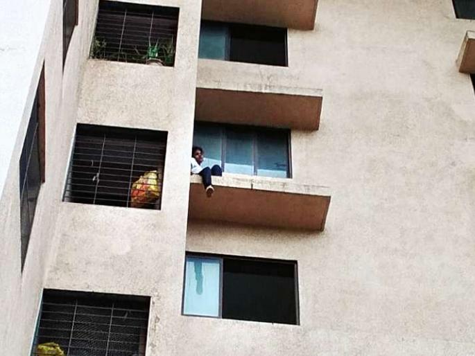 A woman attempted suicide by jumping from a building | इमारतीवरून उडी घेऊन महिलेचा आत्महत्येचा प्रयत्न A woman attempted suicide by jumping from a building | इमारतीवरून उडी घेऊन महिलेचा आत्महत्येचा प्रयत्न