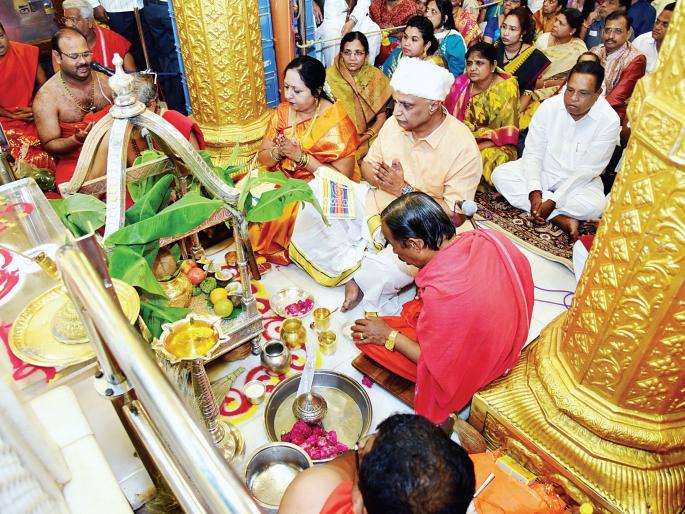 Worship of Saimurti in silver lotus; Worship the gold in the vault | चांदीच्या कमळातील साईमूर्तीचे पूजन; तिजोरीतील सोन्याची पूजा
