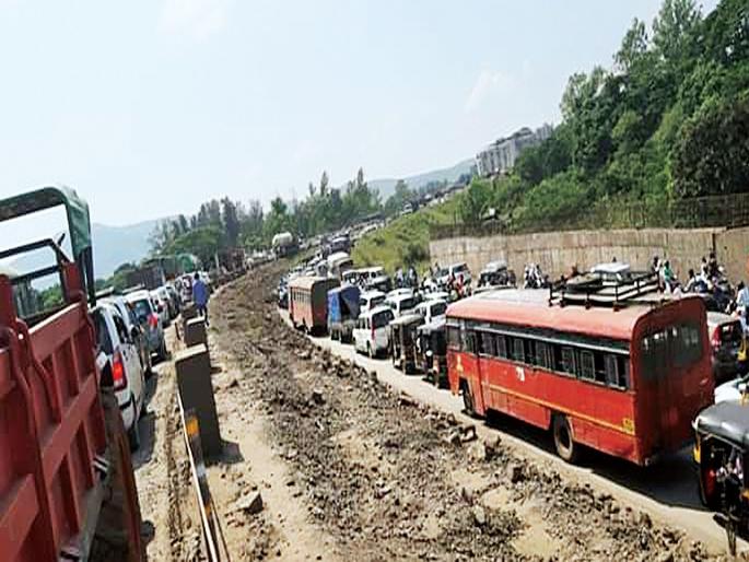 Vacancies on Mumbai-Goa highways due to holidays; Long queues of vehicles | सुट्ट्यांमुळे मुंबई-गोवा महामार्गावर वाहतूककोंडी; वाहनांच्या लांबच लांब रांगा Vacancies on Mumbai-Goa highways due to holidays; Long queues of vehicles | सुट्ट्यांमुळे मुंबई-गोवा महामार्गावर वाहतूककोंडी; वाहनांच्या लांबच लांब रांगा