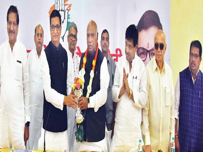 The Congress delegation will meet with the Governor to demand help from the farmers | शेतकऱ्यांना मदत देण्याच्या मागणीसाठी काँग्रेस शिष्टमंडळ राज्यपालांना भेटणार The Congress delegation will meet with the Governor to demand help from the farmers | शेतकऱ्यांना मदत देण्याच्या मागणीसाठी काँग्रेस शिष्टमंडळ राज्यपालांना भेटणार