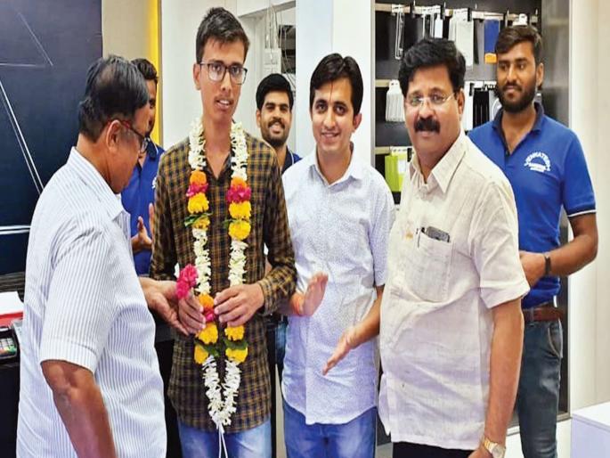 In the CET, Vinayak Godbole, the first in the ideal Abangi state | सीईटीत विनायक गोडबोले, आदर्श अभंगे राज्यात प्रथम In the CET, Vinayak Godbole, the first in the ideal Abangi state | सीईटीत विनायक गोडबोले, आदर्श अभंगे राज्यात प्रथम