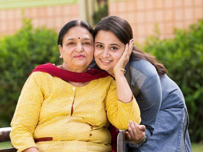 working mother in law help daughter in law to work, build career, research says.. | नोकरीवाली सासुबाई म्हणून सुखानं नोकरी करते सूनबाई! घर घर की कहानी खरंच अशी बदलतेय?