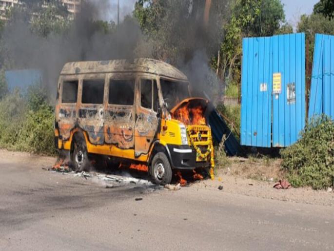 The bus carrying the passengers suddenly caught fire | लग्नाचे वऱ्हाड घेऊन निघालेल्या बसने घेतला पेट; चालकाच्या सतर्कतेने वाचले प्रवासी The bus carrying the passengers suddenly caught fire | लग्नाचे वऱ्हाड घेऊन निघालेल्या बसने घेतला पेट; चालकाच्या सतर्कतेने वाचले प्रवासी