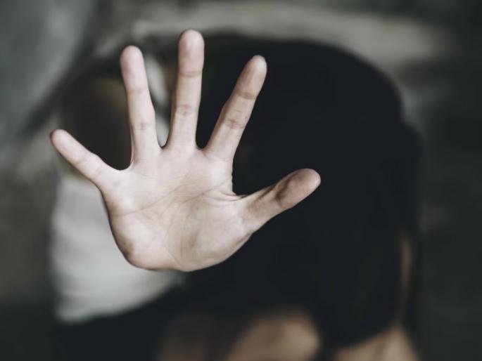 Indecent intercourse with daughter by biological father The killer was pushed and ran away | जन्मदात्या बापाकडून मुलीसोबत अश्लील चाळे; नराधमाला धक्का देऊन काढला पळ Indecent intercourse with daughter by biological father The killer was pushed and ran away | जन्मदात्या बापाकडून मुलीसोबत अश्लील चाळे; नराधमाला धक्का देऊन काढला पळ