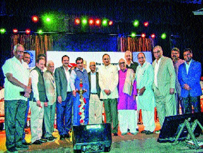  Not a crowded, world-congratulatory meeting: | गर्दीचे नव्हे, दर्दींचे जागतिक संमेलन : शोध मराठी मनाचा!