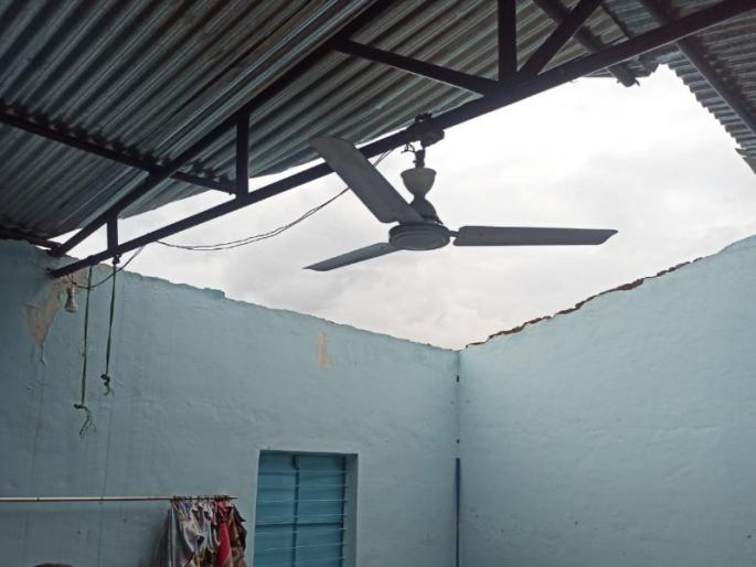 The result of Taufte storm! Major damage to villages in Pune district due to strong winds | तौक्ते चक्रीवादळाचा परिणाम! पुणे जिल्ह्यातील गावांमध्ये वादळी वाऱ्याने मोठे नुकसान The result of Taufte storm! Major damage to villages in Pune district due to strong winds | तौक्ते चक्रीवादळाचा परिणाम! पुणे जिल्ह्यातील गावांमध्ये वादळी वाऱ्याने मोठे नुकसान