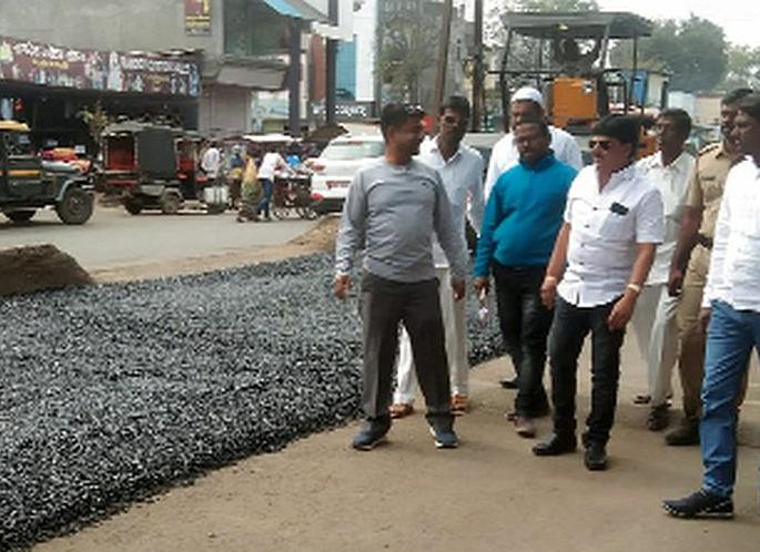 An examination of the work of asphalt work | डांबरीकरणाच्या कामाची केली पाहणी An examination of the work of asphalt work | डांबरीकरणाच्या कामाची केली पाहणी