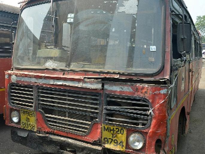 Travelers have to make life-threatening journey through wreck buses | भंगार बसेसमधून प्रवाशांना करावा लागतो जीवघेणा प्रवास Travelers have to make life-threatening journey through wreck buses | भंगार बसेसमधून प्रवाशांना करावा लागतो जीवघेणा प्रवास