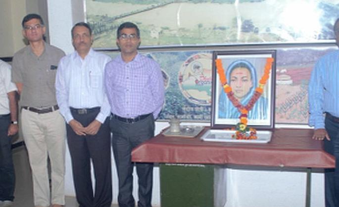 Greetings to Savitribai Phule on birth anniversary | जयंतीदिनी सावित्रीबाई फुले यांना अभिवादन Greetings to Savitribai Phule on birth anniversary | जयंतीदिनी सावित्रीबाई फुले यांना अभिवादन