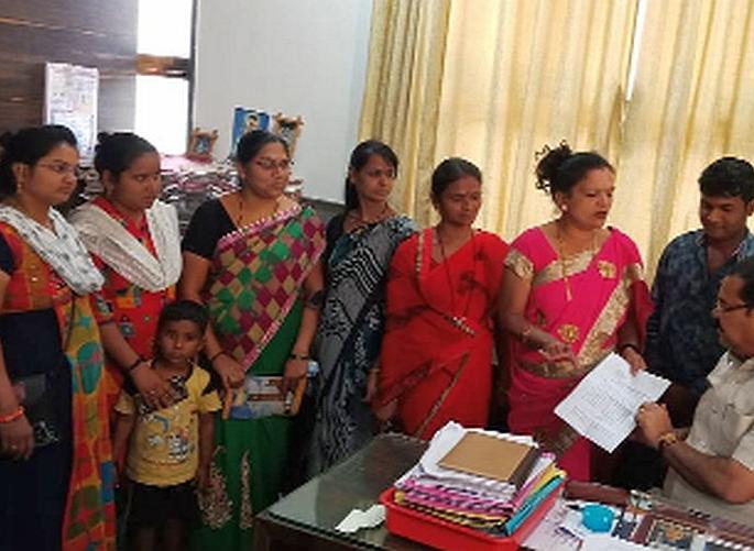 Women's approach to administration to solve basic problems | मुलभूत समस्या सोडविण्यासाठी प्रशासनाला महिलांचे साकडे Women's approach to administration to solve basic problems | मुलभूत समस्या सोडविण्यासाठी प्रशासनाला महिलांचे साकडे