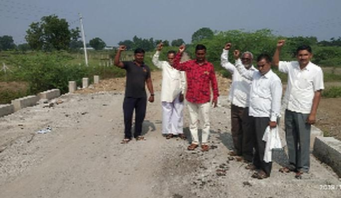 Farmers' agitation for cleaning bridge | पुलाच्या स्वच्छतेसाठी शेतकऱ्यांचे आंदोलन Farmers' agitation for cleaning bridge | पुलाच्या स्वच्छतेसाठी शेतकऱ्यांचे आंदोलन