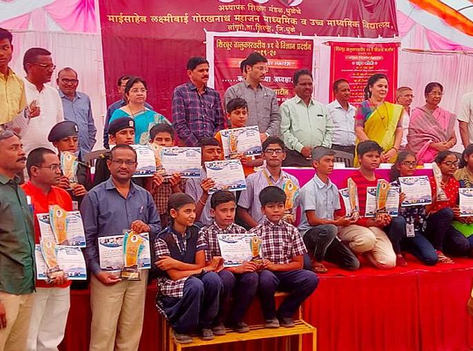 RCP institute dominates in taluka science exhibition | तालुका विज्ञान प्रदर्शनात आरसीपी संस्थेचे वर्चस्व RCP institute dominates in taluka science exhibition | तालुका विज्ञान प्रदर्शनात आरसीपी संस्थेचे वर्चस्व
