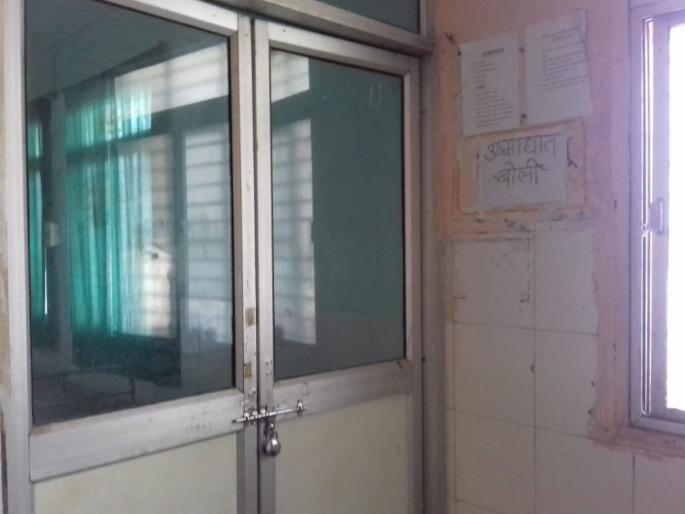 The reality came in front of Lokmat's sting operation | बुलडाण्यात उष्माघात कक्ष कुलुप बंद! ‘लोकमत’च्या स्टिंग ऑपरेशनदरम्यान समोर आले वास्तव The reality came in front of Lokmat's sting operation | बुलडाण्यात उष्माघात कक्ष कुलुप बंद! ‘लोकमत’च्या स्टिंग ऑपरेशनदरम्यान समोर आले वास्तव