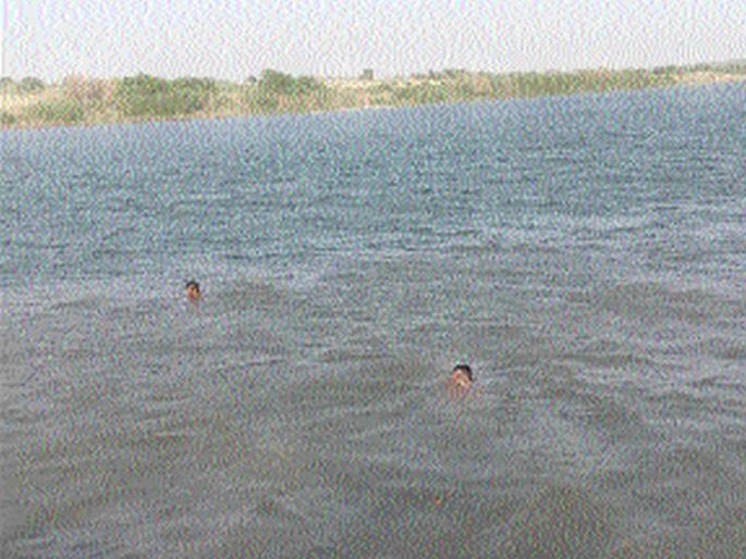 The youth lost in Tapi river bed at Kapileshwar | कपिलेश्वर येथे तापी नदीपात्रात युवक बुडाला The youth lost in Tapi river bed at Kapileshwar | कपिलेश्वर येथे तापी नदीपात्रात युवक बुडाला