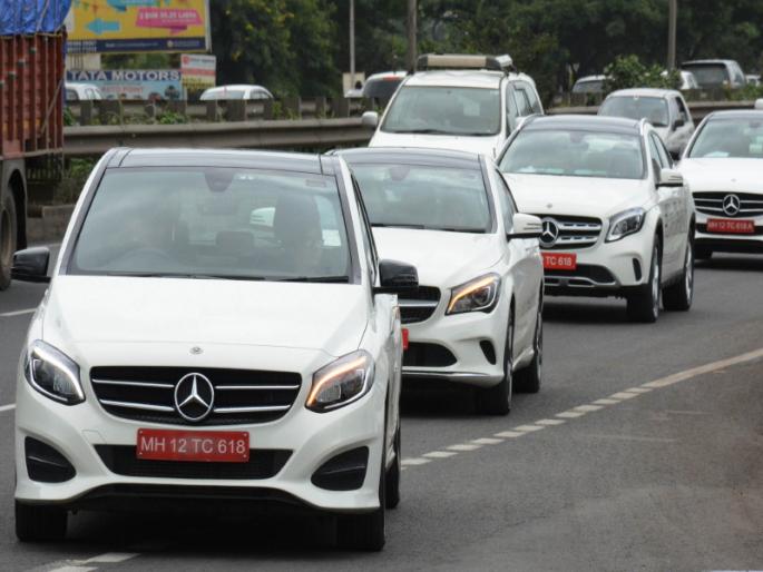 pune municipal corporation students got chance to seat in meradez benz | महापालिकेच्या शाळांमधील विद्यार्थ्यांनी लुटला मर्सिडीझ बेंझमधून फिरण्याचा अानंद