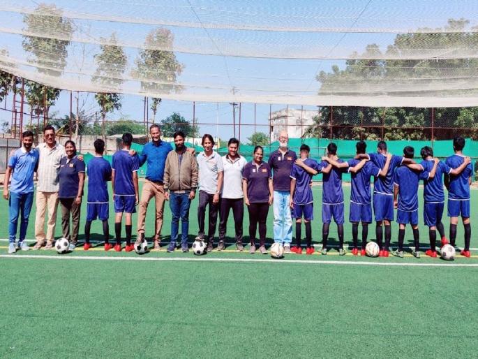 bunch of nine minors of Pune correcting the wrong step in life; getting football lesson at Nagpur | चुकीचे पाऊल सुधारण्यासाठी झुंजतेय नऊ जणांची 'झुंड'! bunch of nine minors of Pune correcting the wrong step in life; getting football lesson at Nagpur | चुकीचे पाऊल सुधारण्यासाठी झुंजतेय नऊ जणांची 'झुंड'!