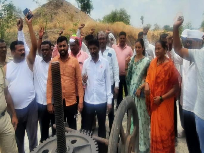 and Man water was diverted to Khatav, the police arrested self respecting activists | ..अन् माणचे पाणी खटावकडे वळविले, पोलिसांनी स्वाभिमानी कार्यकर्त्यांना घेतले ताब्यात and Man water was diverted to Khatav, the police arrested self respecting activists | ..अन् माणचे पाणी खटावकडे वळविले, पोलिसांनी स्वाभिमानी कार्यकर्त्यांना घेतले ताब्यात