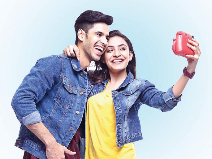 Corona-era village love trick-Put data and talk on phone | कोरोना काळातल्या खेड्यापाड्यातला प्रेमाचा फंडा  -मार पॅक की कर कॉल! Corona-era village love trick-Put data and talk on phone | कोरोना काळातल्या खेड्यापाड्यातला प्रेमाचा फंडा  -मार पॅक की कर कॉल!