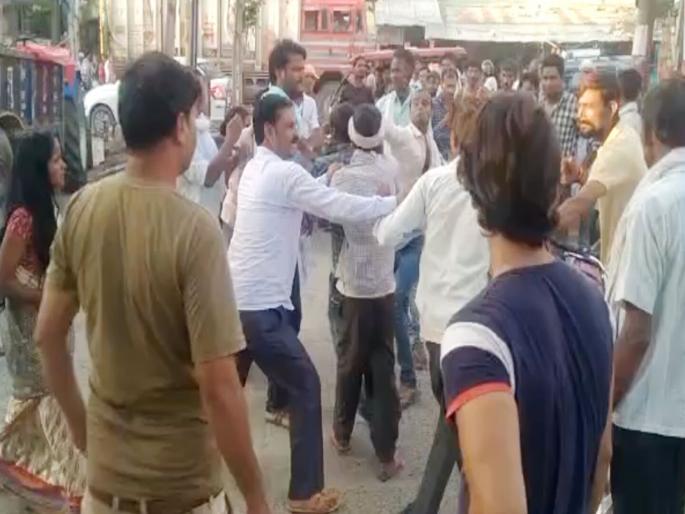 Brother and sister fight over last rites of father in Kanpur | धक्कादायक! वडिलाच्या मृतदेहासाठी भर चौकात भाऊ-बहिणीत हाणामारी, पोलीस पोहचले आणि मग.... Brother and sister fight over last rites of father in Kanpur | धक्कादायक! वडिलाच्या मृतदेहासाठी भर चौकात भाऊ-बहिणीत हाणामारी, पोलीस पोहचले आणि मग....