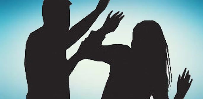 Man beat his wife for refusing to eat at one plate | एकाच ताटात जेवण्यास नकार दिल्याने बायकोला केली मारहाण