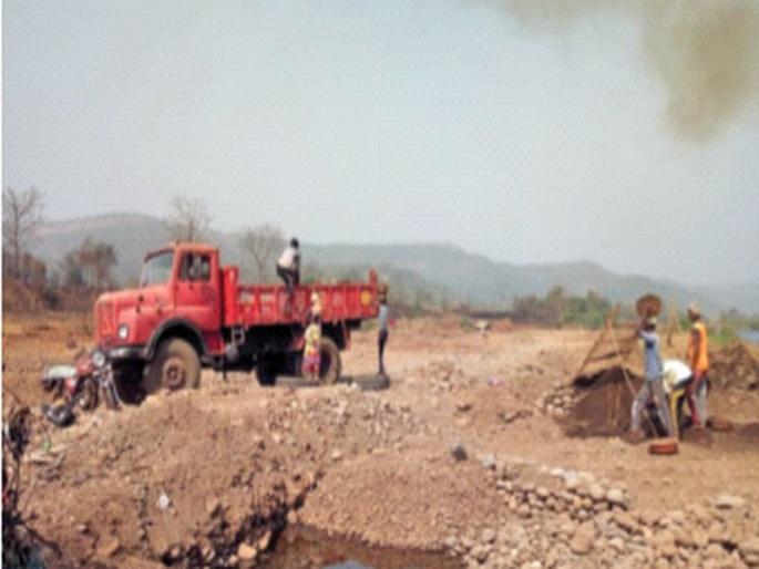 Hunger on traditional sand traders | पारंपरिक वाळू व्यावसायिकांवर उपासमारी Hunger on traditional sand traders | पारंपरिक वाळू व्यावसायिकांवर उपासमारी