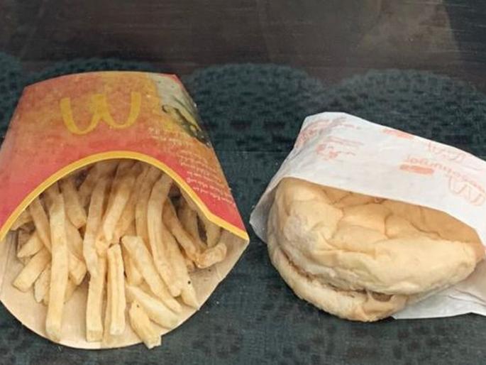 10 year old Iceland's last Macdonalds burger has not decayed and it is on live streaming | बाबो! आइसलॅंडमधील McDonald चा शेवटचा बर्गर, १० वर्षांनंतरही आहे जसाच्या तसा! 10 year old Iceland's last Macdonalds burger has not decayed and it is on live streaming | बाबो! आइसलॅंडमधील McDonald चा शेवटचा बर्गर, १० वर्षांनंतरही आहे जसाच्या तसा!