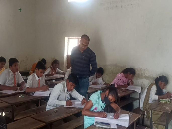 After solving the 10th class paper, the son cremated his father's body on fire | वडिलांचा मृतदेह घरात.. त्याने धैर्याने सोडविला दहावीचा पेपर After solving the 10th class paper, the son cremated his father's body on fire | वडिलांचा मृतदेह घरात.. त्याने धैर्याने सोडविला दहावीचा पेपर