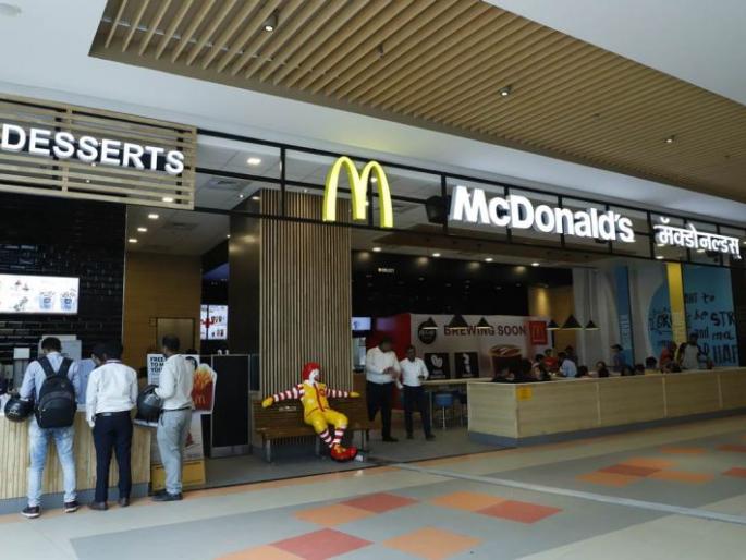 Police seal McDonald's: Six arrested, including manager | पोलिसांनी लावले मॅकडोनल्डला सील : व्यवस्थापकासह सहा जणांना घेतले ताब्यात Police seal McDonald's: Six arrested, including manager | पोलिसांनी लावले मॅकडोनल्डला सील : व्यवस्थापकासह सहा जणांना घेतले ताब्यात