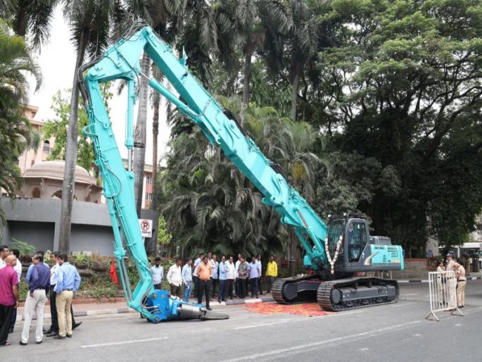 The hammer will also hit unauthorized constructions of 5.6 floors in the city Pune Municipal Corporation has taken machines worth Rs 3 crore | शहरातील ५,६ मजल्यांच्या अनधिकृत बांधकामांवरही बसणार हातोडा; पुणे महापालिकेने घेतले ३ कोटींचे मशीन The hammer will also hit unauthorized constructions of 5.6 floors in the city Pune Municipal Corporation has taken machines worth Rs 3 crore | शहरातील ५,६ मजल्यांच्या अनधिकृत बांधकामांवरही बसणार हातोडा; पुणे महापालिकेने घेतले ३ कोटींचे मशीन
