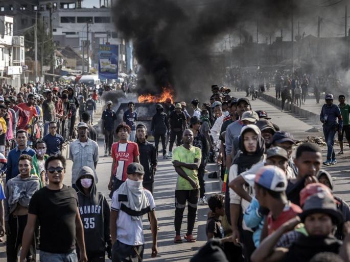 Madagascar Gen-Z Protest: Madagascar's president has left the country after Gen Z protests, Colonel becomes President now | Gen Z आंदोलनाचा उडाला भडका, आणखी एका देशात सत्तांतर; कर्नल बनले राष्ट्रपती, लष्कर चालवणार देश Madagascar Gen-Z Protest: Madagascar's president has left the country after Gen Z protests, Colonel becomes President now | Gen Z आंदोलनाचा उडाला भडका, आणखी एका देशात सत्तांतर; कर्नल बनले राष्ट्रपती, लष्कर चालवणार देश