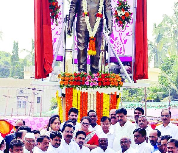 Maintain the power of Madanbhau: Ashok Chavan; Unveiling of Sangli's full-size statue | मदनभाऊंची ताकद अबाधित ठेवा : अशोक चव्हाण; सांगलीत पूर्णाकृती पुतळ्याचे अनावरण Maintain the power of Madanbhau: Ashok Chavan; Unveiling of Sangli's full-size statue | मदनभाऊंची ताकद अबाधित ठेवा : अशोक चव्हाण; सांगलीत पूर्णाकृती पुतळ्याचे अनावरण