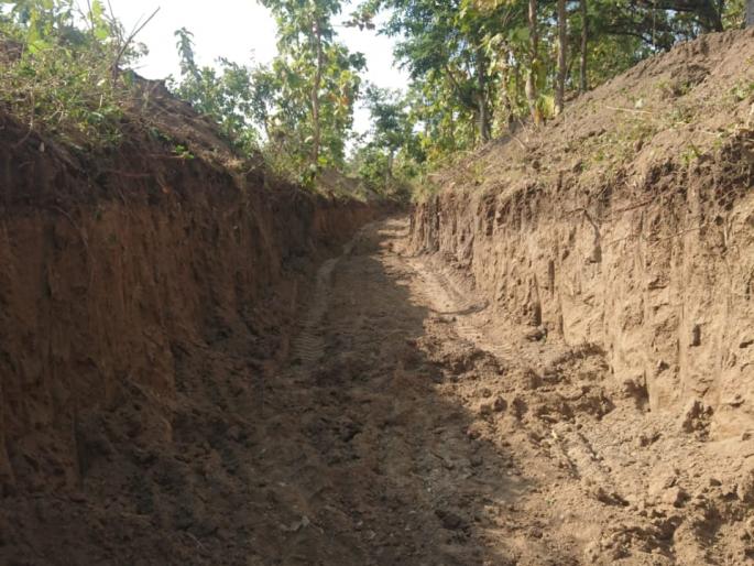 The work of the upliftment of the Madan river | मानोली येथील मडाण नदीच्या उपनाल्याचे काम युद्ध पातळीवर The work of the upliftment of the Madan river | मानोली येथील मडाण नदीच्या उपनाल्याचे काम युद्ध पातळीवर