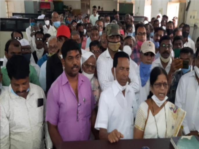 Mandangad National Highway Angry farmers break into provincial office and shout slogans in dapoli | Mandangad National Highway: संतप्त शेतकऱ्यांची प्रांत कार्यालयात घुसून घोषणाबाजी Mandangad National Highway Angry farmers break into provincial office and shout slogans in dapoli | Mandangad National Highway: संतप्त शेतकऱ्यांची प्रांत कार्यालयात घुसून घोषणाबाजी
