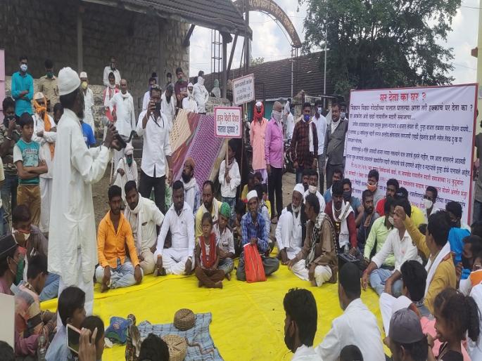 In front of Rohit Pawar's office, the Madari community played a game of Garuda | रोहित पवारांच्या कार्यालयासमोर मदारी समाजाचे गारूड्यांचा खेळ करुन आंदोलन In front of Rohit Pawar's office, the Madari community played a game of Garuda | रोहित पवारांच्या कार्यालयासमोर मदारी समाजाचे गारूड्यांचा खेळ करुन आंदोलन
