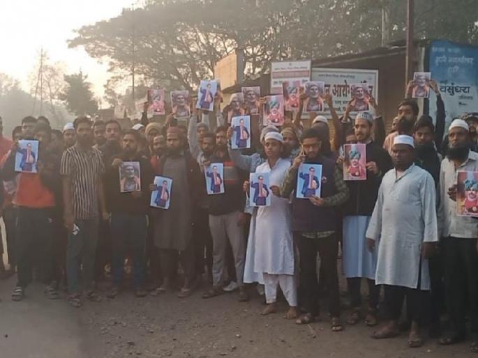 the demolition of the controversial madrasa in Hupari begins, silent protests by Muslim brothers | Kolhapur: अखेर हुपरीतील वादग्रस्त मदरसा हटविण्यास सुरुवात, मुस्लिम बांधवांची मूक निदर्शने 