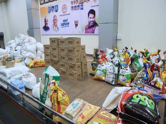 Kolhapur residents rushed to help flood victims in Marathwada and Solapur | फेडू मदतीचे पांग..आणखी काय हवं सांगा; मराठवाडा, सोलापुरातील पूरग्रस्तांच्या मदतीला धावले कोल्हापूरकर