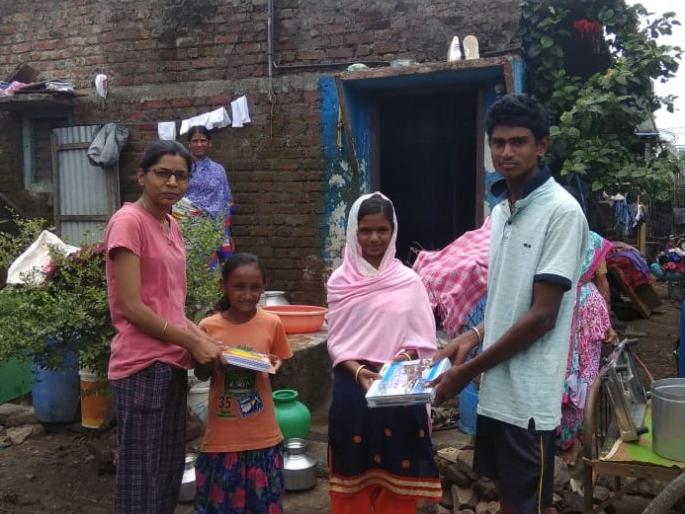 Government assistance has not yet reached the flood affected students of Ichalkaranji, but saurabh mitra mandal from mumabi help them | सरकारी मदत अद्याप न पोहोचलेल्या इचलकरंजीतील पूरग्रस्त विद्यार्थ्यांना मिळाला मदतीचा हात Government assistance has not yet reached the flood affected students of Ichalkaranji, but saurabh mitra mandal from mumabi help them | सरकारी मदत अद्याप न पोहोचलेल्या इचलकरंजीतील पूरग्रस्त विद्यार्थ्यांना मिळाला मदतीचा हात