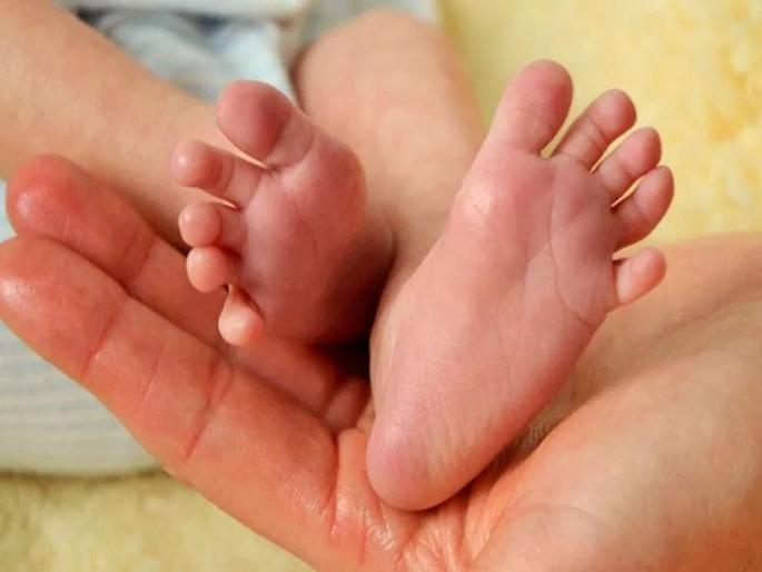 Baby Kidnapping at ballarpur railway station breaks out over whatsapp chatting | व्हाॅट्स अॅप चॅटिंगमुळे 'त्या' बाळाच्या अपहरणाचे बिंग फुटले Baby Kidnapping at ballarpur railway station breaks out over whatsapp chatting | व्हाॅट्स अॅप चॅटिंगमुळे 'त्या' बाळाच्या अपहरणाचे बिंग फुटले