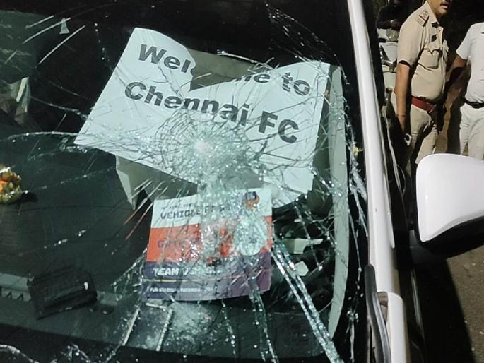 the incident of car collapsing on a running car took place late on sunday night in komb madgaon | मडगावात कारवर पडला माड, दैव बलवत्तर, चेन्नई एफसीचे चार खेळाडू बचावले the incident of car collapsing on a running car took place late on sunday night in komb madgaon | मडगावात कारवर पडला माड, दैव बलवत्तर, चेन्नई एफसीचे चार खेळाडू बचावले