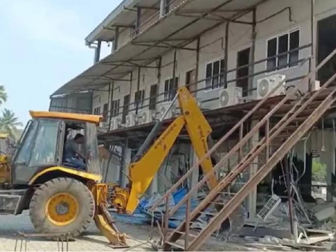 Unauthorized construction at Film Studios in Madh Malad Mumbai demolished by BMC | अनधिकृत स्टुडिओंवर ‘ॲक्शन’, मढ, एरंगल, भाटी परिसरांतील बांधकामे जमीनदोस्त Unauthorized construction at Film Studios in Madh Malad Mumbai demolished by BMC | अनधिकृत स्टुडिओंवर ‘ॲक्शन’, मढ, एरंगल, भाटी परिसरांतील बांधकामे जमीनदोस्त