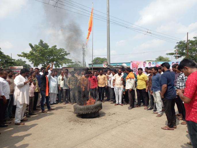 tyres burnt in madha and shinde fadnavis pawar government protest maratha society aggressive | माढा येथे टायर पेटविले; शिंदे, फडणवीस, पवार सरकारचा निषेध, मराठा समाज आक्रमक 