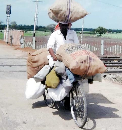 Not of Mumbai ... Ladder ... | मुंबईचा नव्हे... माढ्याचा डबेवाला...