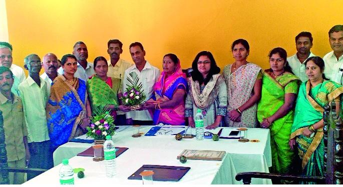 Madali was the first paperless Gram Panchayat | माद्याळ पहिली पेपरलेस ग्रामपंचायत । कोल्हापूर जिल्ह्यात सर्वांत पहिला मान Madali was the first paperless Gram Panchayat | माद्याळ पहिली पेपरलेस ग्रामपंचायत । कोल्हापूर जिल्ह्यात सर्वांत पहिला मान