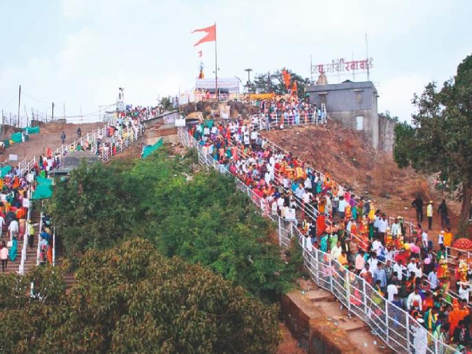 Lakhs of devotees attended the darshan of Shri Kalubai at Mandhardev on Friday | ‘काळूबाईच्या नावानं चांगभलं’ च्या गजराने दुमदुमला मांढरगड!, देवीच्या दर्शनासाठी लांबच लांब रांगा