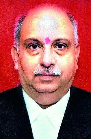 A leather handkerchief that connects Lord Shankara with his leather belt | भगवान शंकराला आपल्या कातड्याचे जोडे करून देणारा चर्मकार A leather handkerchief that connects Lord Shankara with his leather belt | भगवान शंकराला आपल्या कातड्याचे जोडे करून देणारा चर्मकार