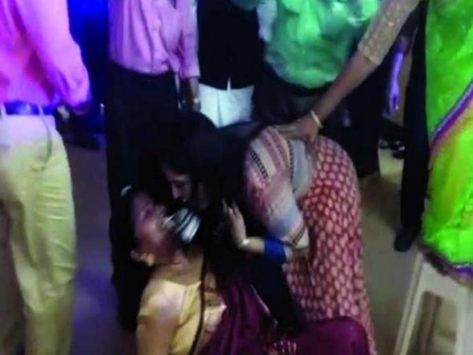 Action against employees, including actress Madhavi Juvekar misbehaviour in program | नोटांची उधळण भोवली; अभिनेत्री माधवी जुवेकरसह कर्मचाऱ्यांवर 'बेस्ट' कारवाई  Action against employees, including actress Madhavi Juvekar misbehaviour in program | नोटांची उधळण भोवली; अभिनेत्री माधवी जुवेकरसह कर्मचाऱ्यांवर 'बेस्ट' कारवाई