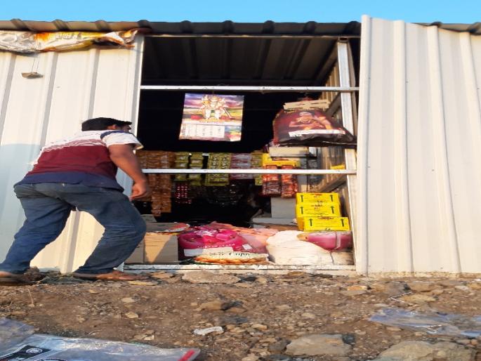 Two shops opened in Madhivadgaon in one night; Lamp instead of three and a half lakhs | मढेवडगावात एकाच रात्री फोडली दोन दुकाने; साडेतीन लाखाचा ऐवज लंपास Two shops opened in Madhivadgaon in one night; Lamp instead of three and a half lakhs | मढेवडगावात एकाच रात्री फोडली दोन दुकाने; साडेतीन लाखाचा ऐवज लंपास